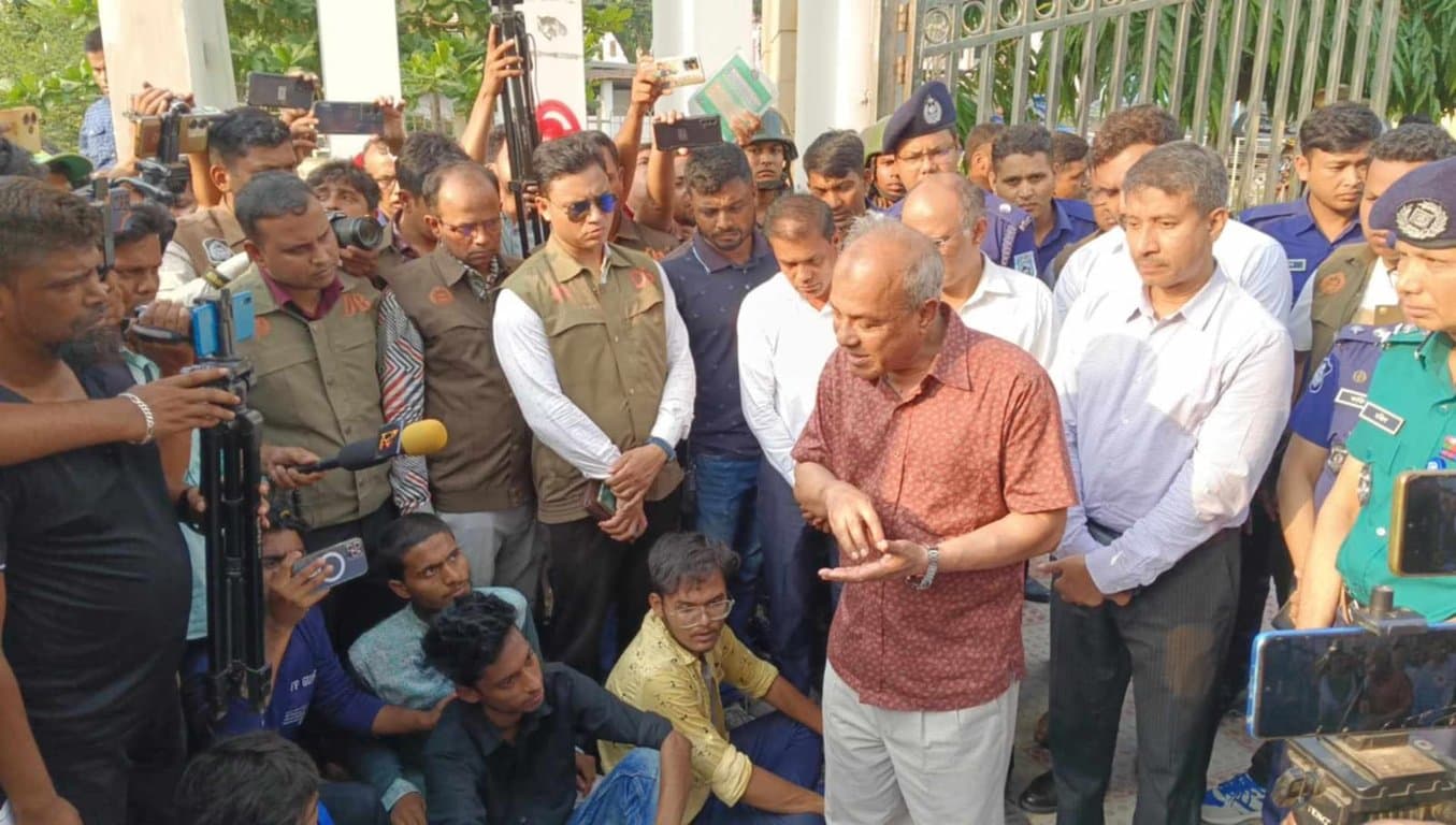 সাবেক রাষ্ট্রপতি হামিদের দেশত্যাগ: জড়িতদের শাস্তি দিতে না পারলে সরে যাবেন স্বরাষ্ট্র উপদেষ্টা