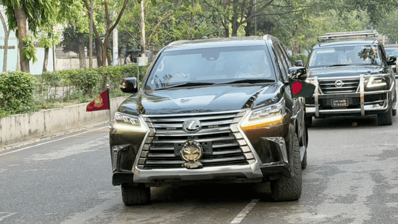 প্রধানমন্ত্রী তারেক রহমানের গাড়িতে প্রথমবারের মতো জাতীয় পতাকা