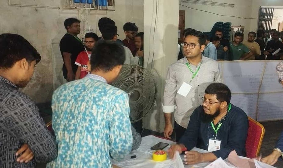 ডাকসু নির্বাচন: প্রথম দুই ঘণ্টায় পড়ল ১১০০ ভোট