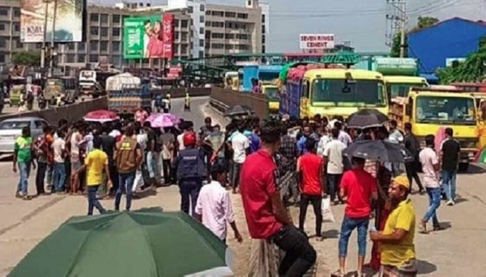 বেতনের দাবিতে বেক্সিমকোর শ্রমিকদের ঢাকা-টাঙ্গাইল মহাসড়ক অবরোধ