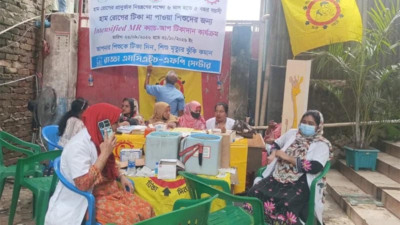 স্বাস্থ্যকেন্দ্র গুঁড়িয়ে দেওয়ার পর খোলা আকাশের নিচে টিকাদান, ভোগান্তি