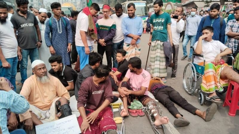 সুচিকিৎসার দাবিতে জুলাই-আগস্ট আন্দোলনে আহতদের আগারগাঁও সড়ক অবরোধ