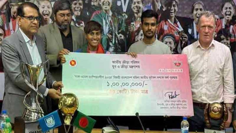 সাবিনাদের এক কোটি টাকার চেক দিলেন ক্রীড়া উপদেষ্টা