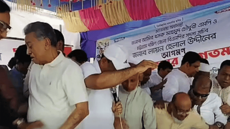 ত্রাণ বিতরণ অনুষ্ঠানে অতিরিক্ত ভিড়ে ভেঙে পড়ল মঞ্চ, অক্ষত অর্থমন্ত্রী