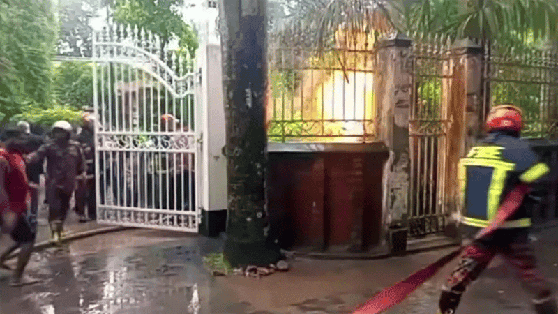 সিরাজগঞ্জে বিদ্যুৎমন্ত্রীর বাড়ির সামনে বজ্রপাতে আগুন