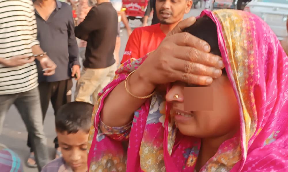 রাজধানীতে ককটেল বিস্ফোরণ, এক নারী আহত