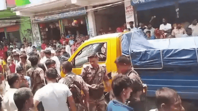 ব্রাহ্মণবাড়িয়ায় মব সৃষ্টি করে চোরাইপণ্যের গাড়ি ছিনিয়ে নিলো চোরাকারবারিরা