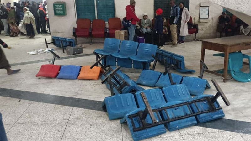 ট্রেন না ছাড়ায় রাজশাহী রেলস্টেশনে বিক্ষুব্ধ যাত্রীদের ভাঙচুর
