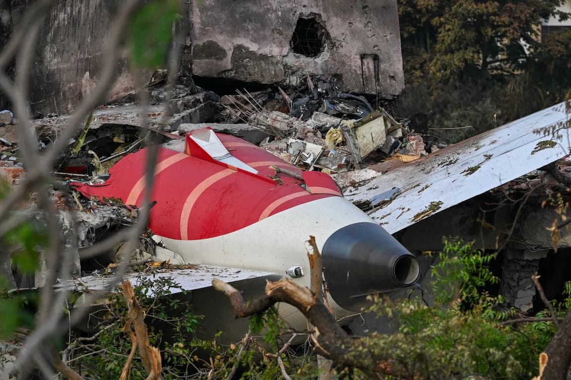 জ্বালানি সরবরাহ বন্ধ হয়ে যাওয়ায় এয়ার ইন্ডিয়ার বিমান বিধ্বস্ত হয়