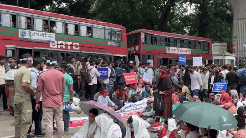 প্রাথমিকে শিক্ষক নিয়োগ: যোগদানের দাবিতে শাহবাগে অবস্থান সুপারিশপ্রাপ্তদের