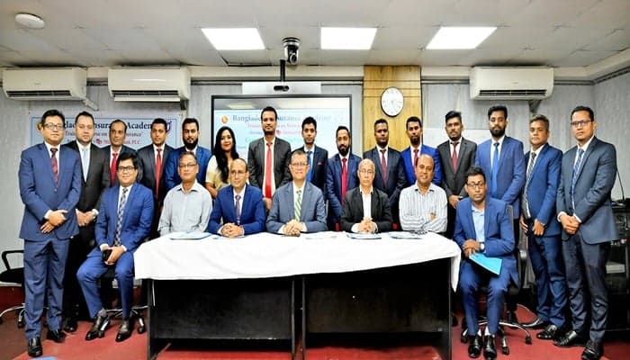 মিডল্যান্ড ব্যাংকের কর্মকর্তাদের ব্যাংকাস্যুরেন্স বিষয়ক কর্মশালায় অংশগ্রহণ
