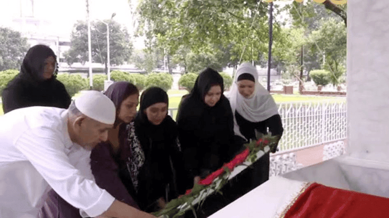 জাইমাকে নিয়ে বাবার কবরে শ্রদ্ধা নিবেদন করলেন জুবাইদা রহমান