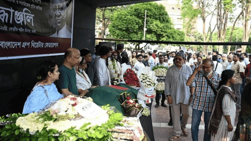 মায়ের কবরের পাশে চিরনিদ্রায় শায়িত নাট্যব্যক্তিত্ব আতাউর রহমান
