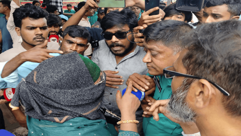 ৩২ নম্বরে এসে ধাওয়া-মারধরের শিকার অনেকে