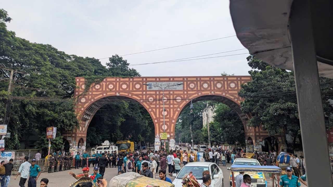 ঢাবির প্রবেশপথ ও আশপাশে রাজনৈতিক কর্মীদের ভিড়
