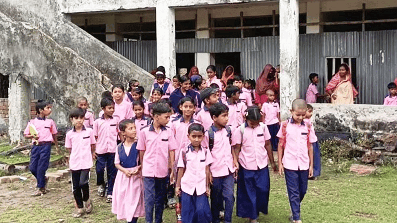 ১৭ বছর ধরে পুলিশ থাকছে ক্লাসরুমে, শিক্ষার্থীরা ‘গোয়ালঘরে’