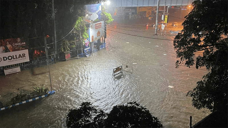 দুর্গাপূজার আগে টানা বৃষ্টিতে ডুবল কলকাতা, ৭ জনের মৃত্যু