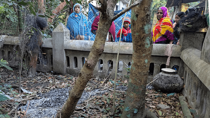 শরীয়তপুরে মুক্তিযোদ্ধার কবরে আগুন