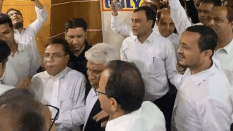 মনোনয়ন সংগ্রহে বাধার মুখে আওয়ামীপন্থী আইনজীবীরা