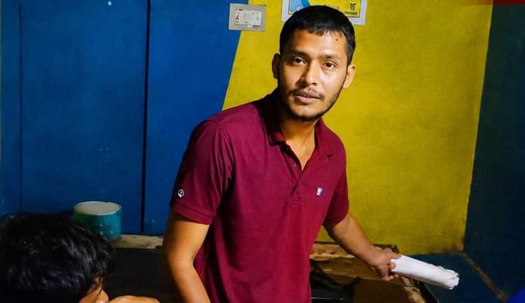 সিলেটে চায়ের দোকানে বসে এইচএসসির খাতা মূল্যায়ন করছিলেন পরীক্ষক!