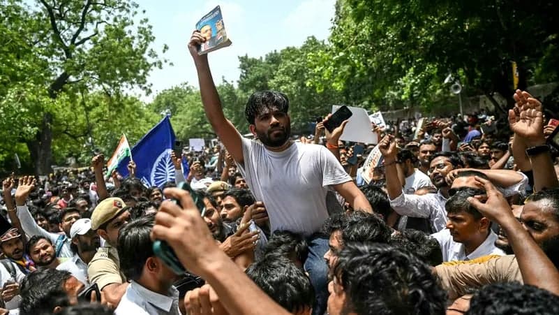 দিল্লিতে ককরোচ জনতা পার্টির বিক্ষোভ