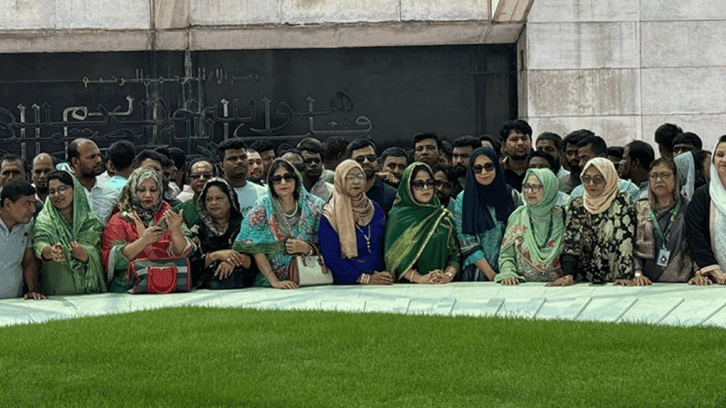 জিয়াউর রহমান ও খালেদা জিয়ার সমাধিতে সংরক্ষিত নারী এমপিদের শ্রদ্ধা