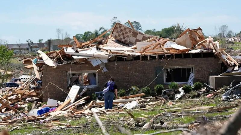 যুক্তরাষ্ট্রের তিন রাজ্যে টর্নেডোর তাণ্ডবে নিহত ২৭
