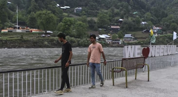 ভারতের হামলার আশঙ্কায় নিলম ভ্যালি ছাড়ছেন পর্যটকরা