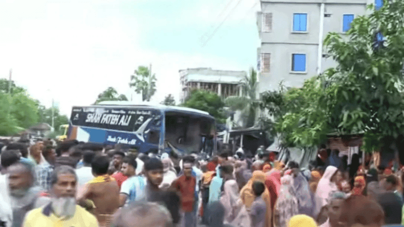 বগুড়ায় নিয়ন্ত্রণ হারানো বাসের চাপায় ৬ শ্রমিক নিহত, আহত অন্তত ১০