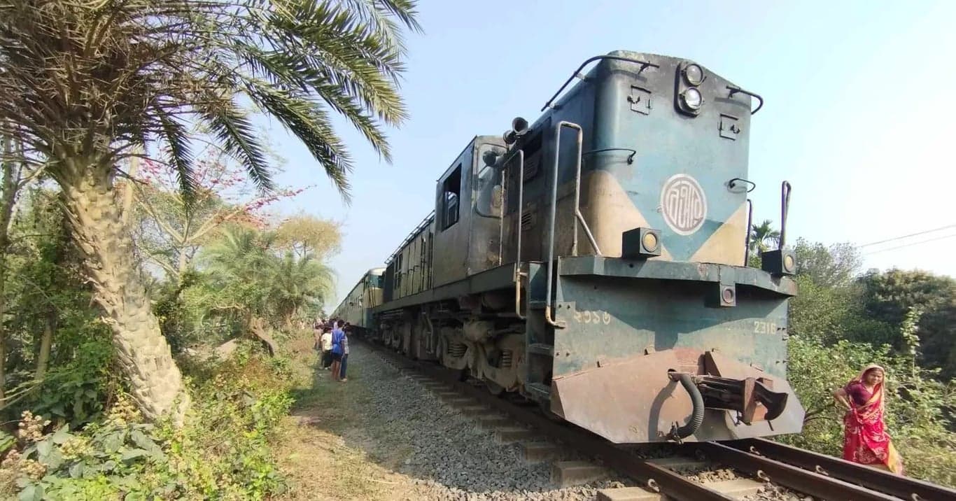 ৪ ঘণ্টা পর ঢাকার সঙ্গে উত্তরবঙ্গের রেল যোগাযোগ স্বাভাবিক