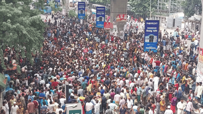 প্রেসক্লাবের সামনে ব্যাটারিচালিত রিকশাচালকদের অবরোধ