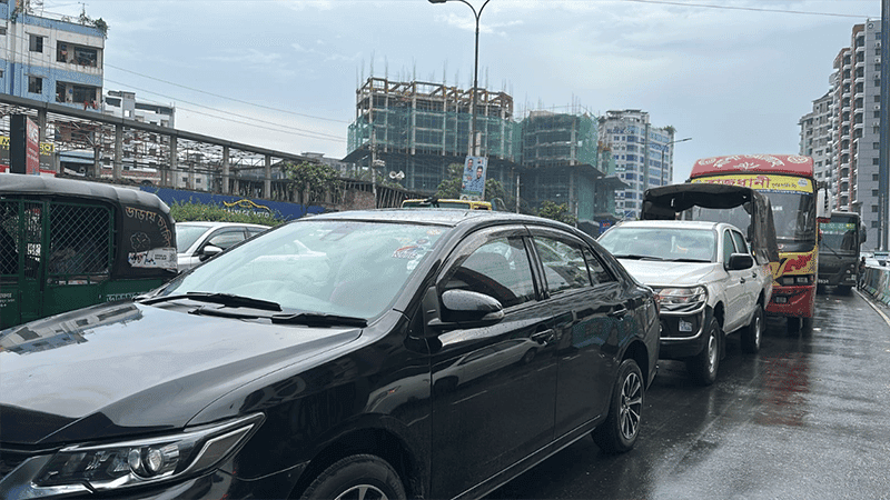 বৃষ্টিতে রাজধানীর এয়ারপোর্ট এলাকায় জলাবদ্ধতা, যানজটে দুর্ভোগ