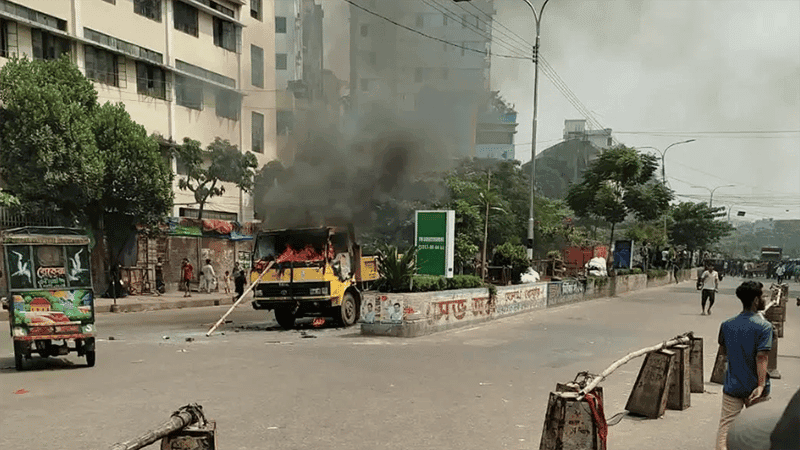 মিরপুরে ফুটপাত উচ্ছেদ অভিযান ঘিরে সংঘর্ষ, অগ্নিসংযোগ