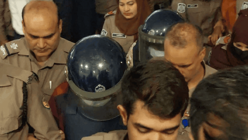 বিমান বাংলাদেশ এয়ারলাইন্সের এমডি স্ত্রীসহ গ্রেপ্তার