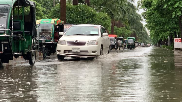 রাজশাহীতে বৃষ্টিতে ধুয়েছে বর্জ্য, ফিরেছে জনজীবনে স্বস্তি