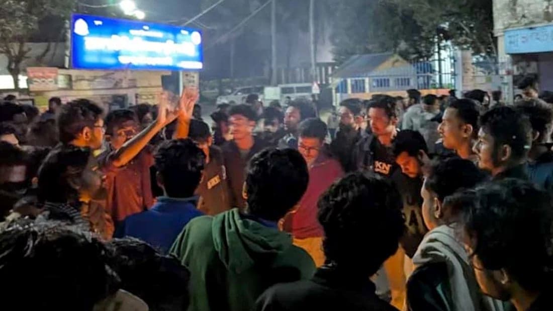 ‘ছাত্রলীগ’ আখ্যা দিয়ে রাবির তিন শিক্ষার্থীর ওপর মুখোশধারীর হামলা