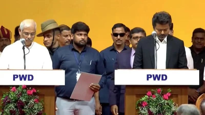 দীর্ঘ নাটকীয়তার পর তামিলনাড়ুর মুখ্যমন্ত্রী হিসেবে শপথ নিলেন থালাপতি বিজয়