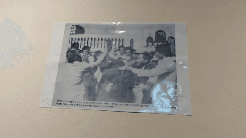 এবার ডাকসুর সংগ্রহশালায় সাঁটানো হলো গোলাম আযমের জুতাপেটা  ছবি