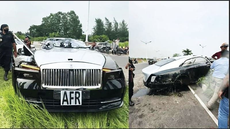 পূর্বাচলে নিয়ন্ত্রণ হারিয়ে সড়ক বিভাজকে রোলস রয়েস, আহত ৪