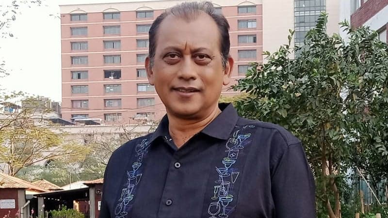 মাজার ছেড়ে আসতে চাইছেন না সমু চৌধুরী