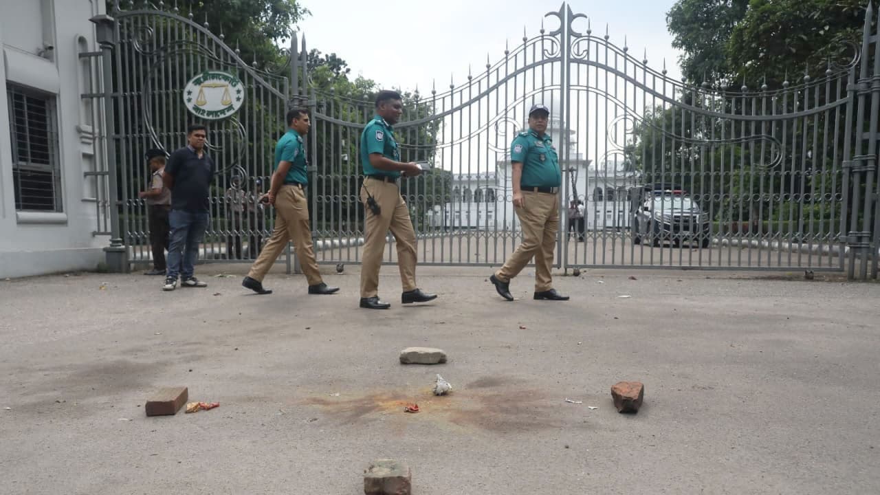 সাত নেতার মৃত্যুদণ্ডের রায়ের পর সুপ্রিম কোর্টের সামনে ককটেল বিস্ফোরণ