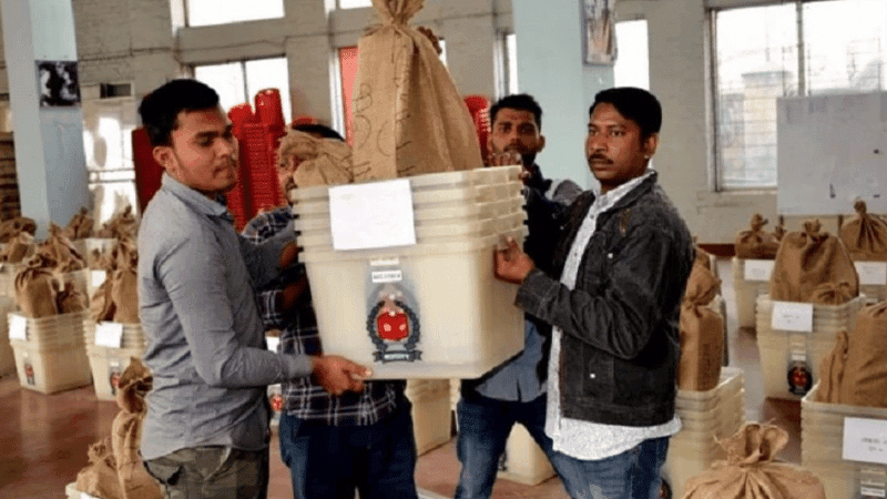 কেন্দ্রে কেন্দ্রে যাচ্ছে ব্যালটসহ ভোটের উপকরণ