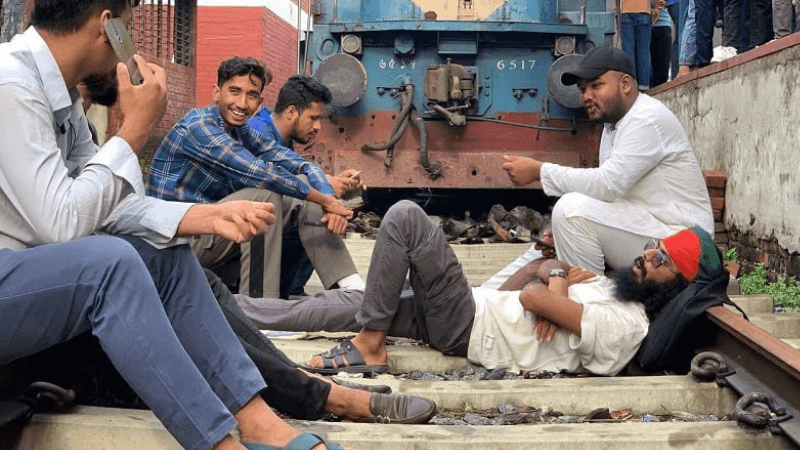 রাজশাহীতে ট্রেন বরাদ্দ নিয়ে অসন্তোষ, রেললাইন অবরোধ