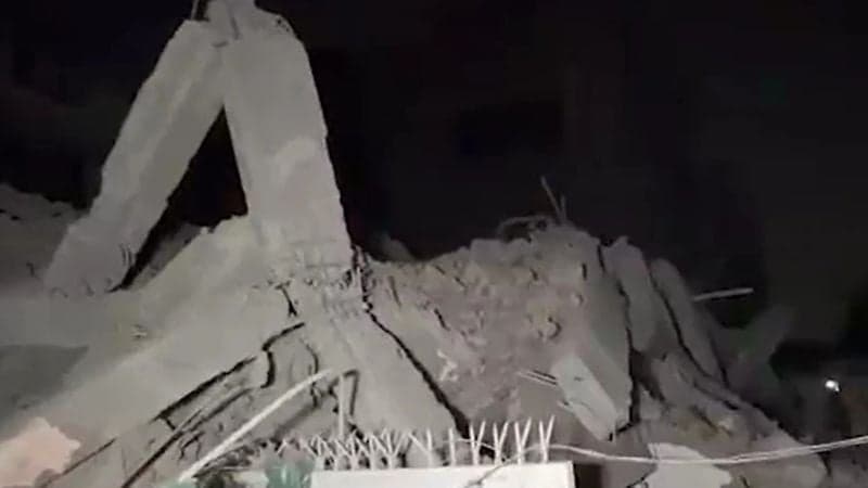 নয়াদিল্লিতে পাঁচতলা ভবন ধস, জীবিত উদ্ধার ১২