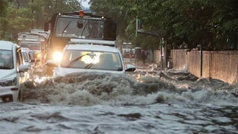 দিল্লিতে প্রবল ঝড়-বৃষ্টিতে ফ্লাইট বিলম্ব, গাছ পড়ে নিহত ৪