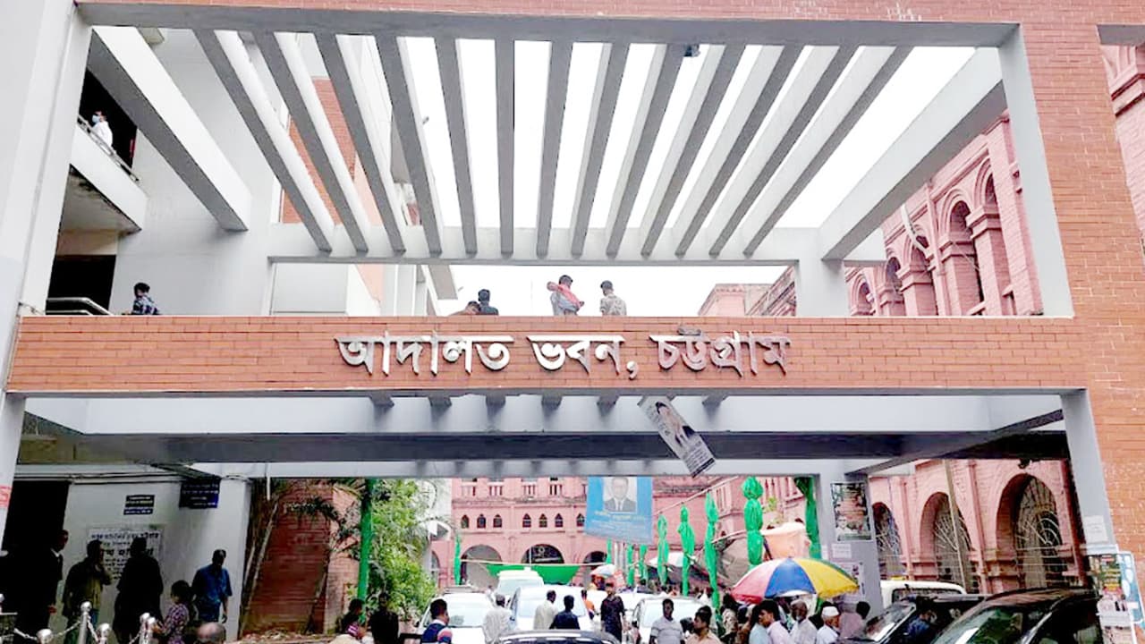 চিন্ময় দাসকে কারাগারে পাঠানোর আদেশ ঘিরে সহিংসতার মামলায় আটজন পাঁচদিনের রিমান্ডে