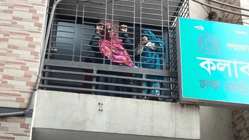 ধানমন্ডির ৩২ নম্বরে ফুল দিতে এসে গ্রেপ্তার ৪, সন্ত্রাসবিরোধী আইনে মামলা