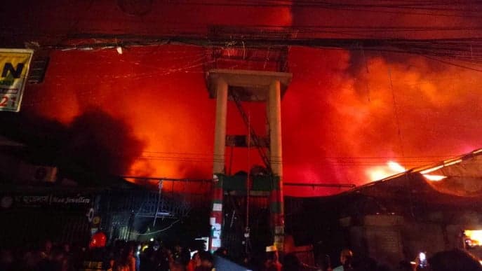 মোহাম্মদপুর কৃষি মার্কেটে আগুন, নিয়ন্ত্রণে ১৩ ইউনিট