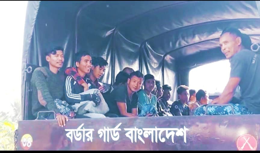 মিয়ানমারের ১০০ বিজিপি সদস্যকে টেকনাফে স্থানান্তর