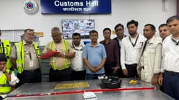 ঢাকা বিমানবন্দরে ১৪ কেজি সোনাসহ বিমানের কর্মী আটক